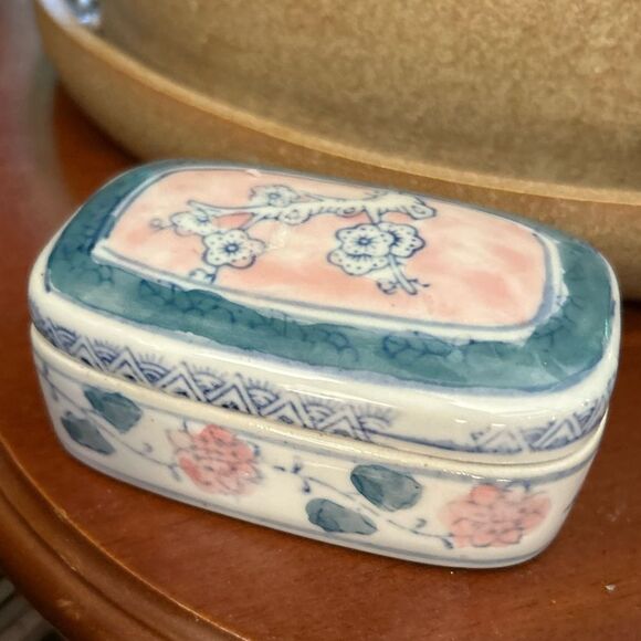 Small porcelain box with Asian floral design 4"wide1.5height - Picture 6 of 8
